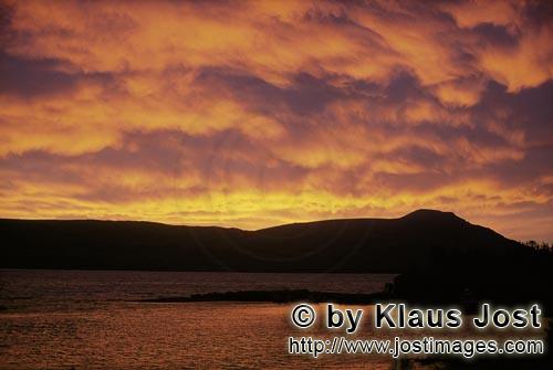 Naknek Lake/Katmai/Alaska        Harbingers of Williwaw on Naknek Lake        The flaming sky