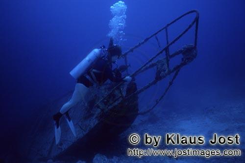 Bandos/Republic of Maldives        Diver on wreck        
