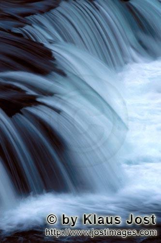 Brooks River Falls/Katmai/Alaska        Salmon obstacle Brooks River Falls        Malerisch weich fa