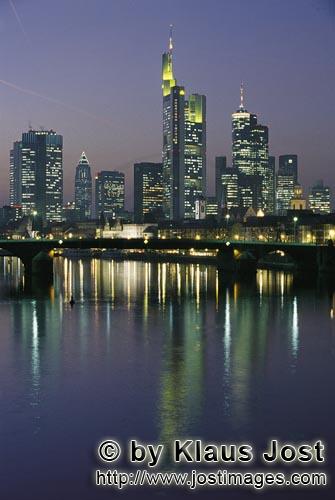 Frankfurt bei Nacht    Frankfurt at night        Frankfurt ist mit ueber 550 Banken und Versicherungen di