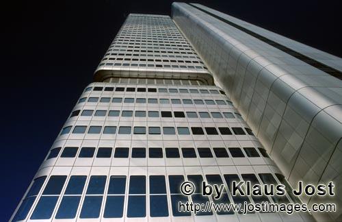 Dresdner Bank-Turm        Der "Juliusturm" mit 33 400 qm Bueroflaeche und 32 Stockwerken ist mit silber
