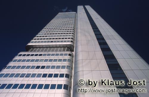 Dresdner Bank-Turm        Der "Juliusturm" mit 33 400 qm Bueroflaeche und 32 Stockwerken ist mit silber