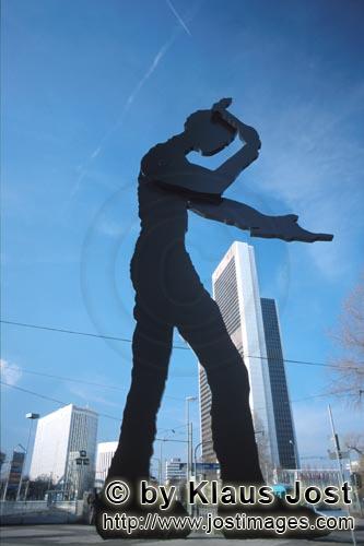 Hammering Man        Vor dem Messeturm steht Jonathan Borofskys 22 Meter hoher "Hammering Man" und erin