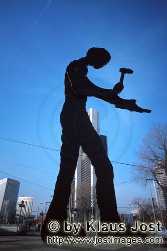 Hammering Man        Vor dem Messeturm steht Jonathan Borofskys 22 Meter hoher "Hammering Man" und erin