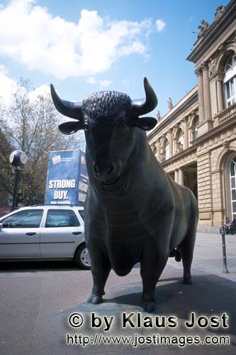 Boerse Frankfurt/Stock exchange        Bulle vor der Boerse Frankfurt        Bulle und Baer, die Synonyme f