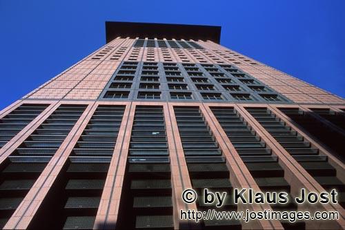 Japan-Center        Das mit rotem Granit verkleidete Hochhaus hat 29 Stockwerke, 2100 qm Bueroflaeche, 