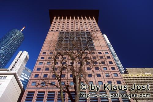 Japan-Center        Das mit rotem Granit verkleidete Hochhaus hat 29 Stockwerke, 2100 qm Bueroflaeche, 