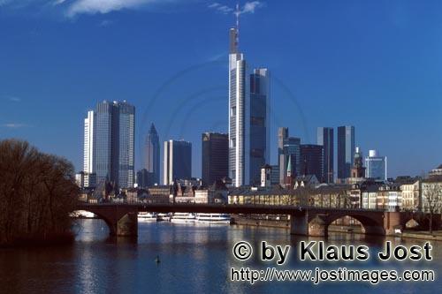 Skyline Frankfurt        Frankfurt´s Skyline, von allen Seiten weithin sichtbar, ist das Wahrzeichen d