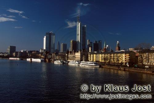 Skyline Frankfurt        Frankfurt´s Skyline, von allen Seiten weithin sichtbar, ist das Wahrzeichen d
