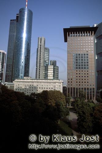 Japan-Center und Maintower        Das mit rotem Granit verkleidete Hochhaus hat 29 Stockwerke, 2100 qm 