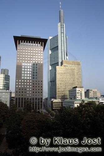 Japan-Center und Commerzbank        Das mit rotem Granit verkleidete Hochhaus hat 29 Stockwerke, 2100 q