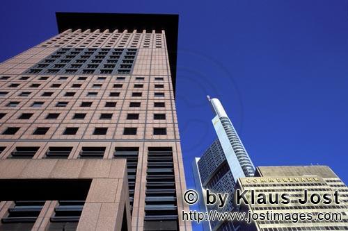 Japan-Center und Commerzbank        Das mit rotem Granit verkleidete Hochhaus hat 29 Stockwerke, 2100 q