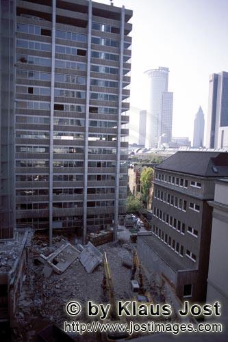 Abbrucharbeiten    Demolition works        Auf dem Gelaende des frueheren Hauptsitzes der Philipp Holzman