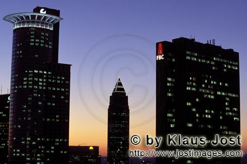 Frankfurt bei Nacht        Frankfurt at night            Frankfurt ist mit ueber 550 Banken und Versicherunge