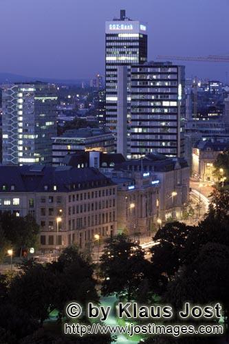 Frankfurt bei Nacht        Frankfurt at night            Frankfurt ist mit ueber 550 Banken und Versicherunge