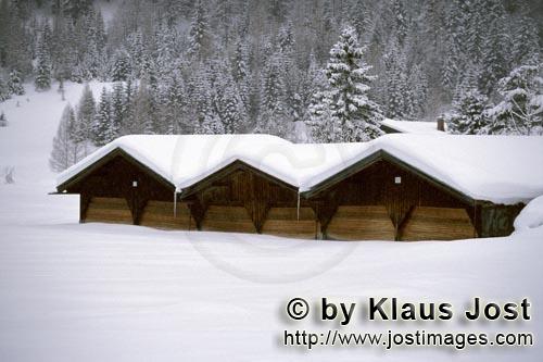  Verschneite Heuscheune  Snow-covered hay barn