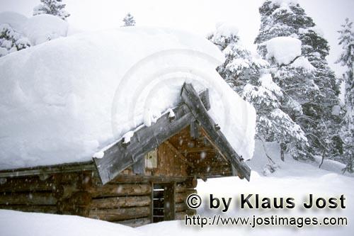  Verschneite Wetterschutzhuette  Snow-covered Weather shelter