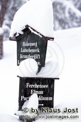  Verschneiter Wegweiser  Snow covered sign