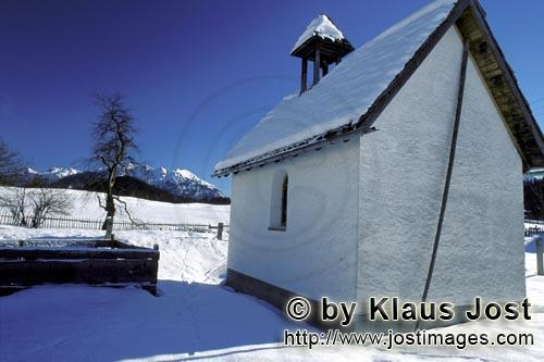    Verschneite Kapelle   Snow-covered chapel