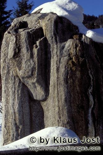 Verschneiter Felsen     Snow-covered rock