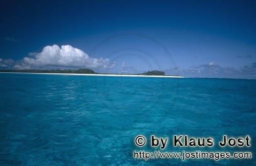 Midway/Hawaiian Islands/USA        Pacifik lagoon        The Midway Atoll rises 1200 miles no