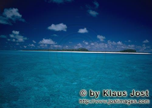 Midway/Hawaiian Islands/USA        South Seas - green vegetation, white beach and turquoise lagoon</