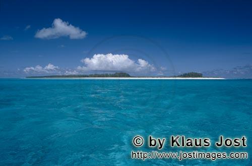 Midway/Hawaiian/Hawaiian Islands/USA        Island in the Pacific with Lagoon