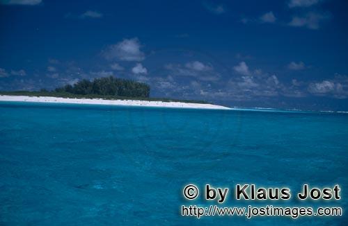 Midway/Hawaiian Islands/USA        Snow white beach, blue sky, and the sea        