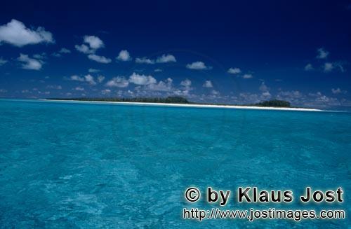 Midway/Hawaiian Islands/USA        South Sea island with white beach and turquoise blue sea        T