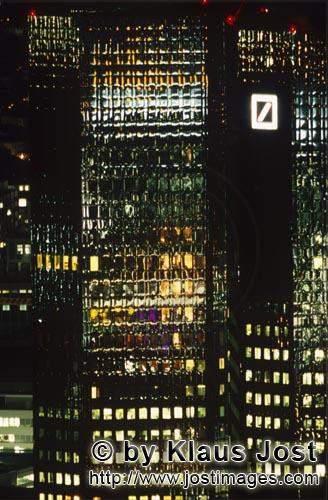 Frankfurt am Main/Germany        Eyecatcher in the most beautiful colors - Deutsche Bank