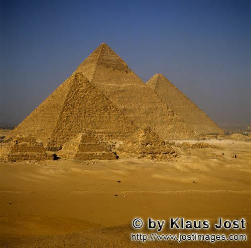 Pyramids Giza/Pyramiden Gizeh        The pyramids of Menkaure, Khephren and Khufu at Giza           