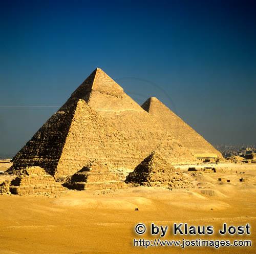 Pyramids Giza/Pyramiden Gizeh        The pyramids of Khufu, Khephren and Menkaure at Giza     