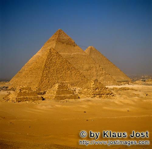 Pyramids Giza/Pyramiden Gizeh        The pyramids of Menkaure, Khephren and Khufu at Giza         
