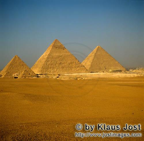 Pyramids Giza/Pyramiden Gizeh        The pyramids of Menkaure, Khephren and Khufu at Giza