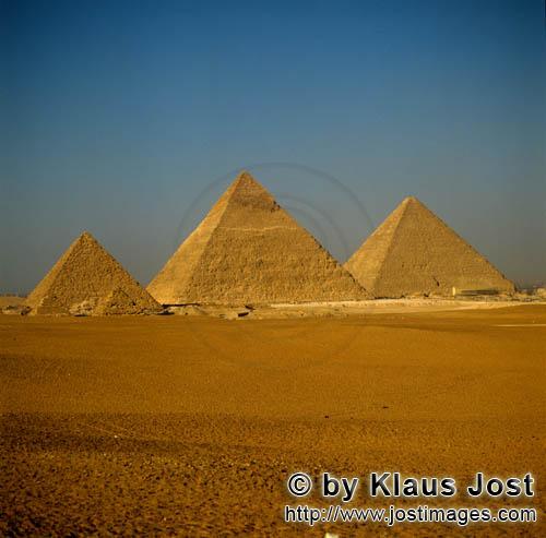 Pyramids Giza/Pyramiden Gizeh        The pyramids of Menkaure, Khephren and Khufu at Giza    