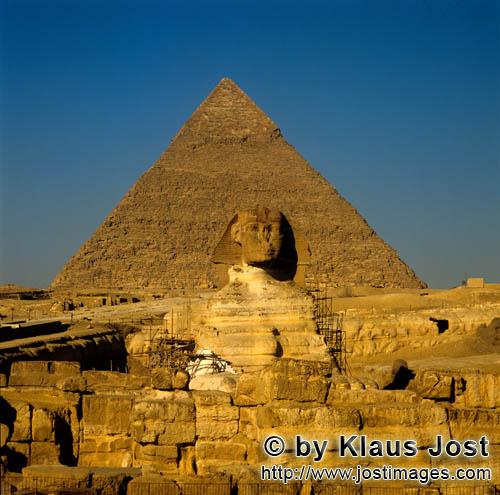 Sphinx and Pyramid of Khephren/Sphinx, Pyramide Chephren         The Sphinx and Pyramid of Khafre</b