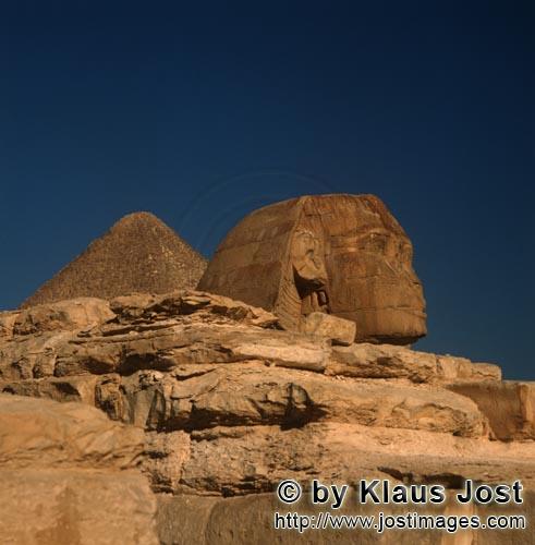 Great Sphinx of Giza/Sphinx von Gizeh        Sphinx of Giza with Cheops Pyramid in background      