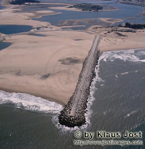 Richards Bay Harbour/Natal/South Africa        North Breakwater        The swell waves on the