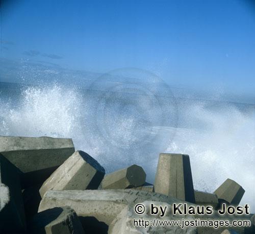 Hafen Richards Bay/Richards Bay Harbour        Dolosse in rough seas on North Breakwater        The 