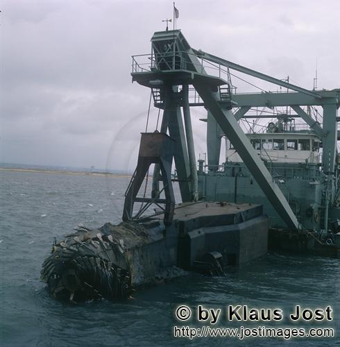 Richards Bay Harbour/Hafen Richards Bay        Cutter Suction Dredger with cutter head    