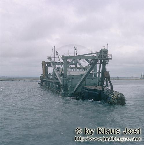 Richards Bay Harbour/Natal/South Africa        Cutter head - Cutter-suction dredger Tramontane    