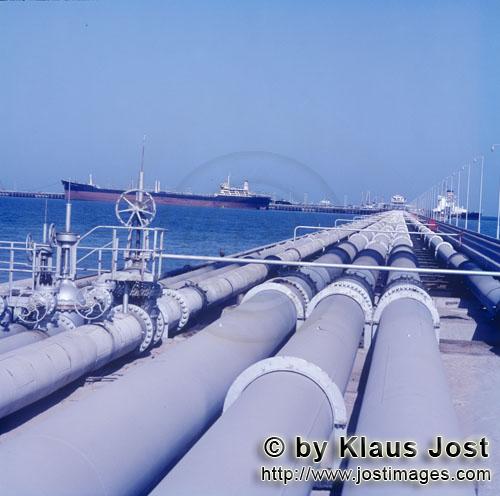Shueiba Harbour/Hafen Shueiba/Kuwait        Oil pipelines in Achmedi    