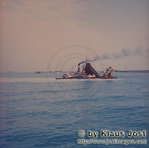 Shueiba Harbour/Hafen Shueiba/Kuwait        Bucket dredger Titan at work    