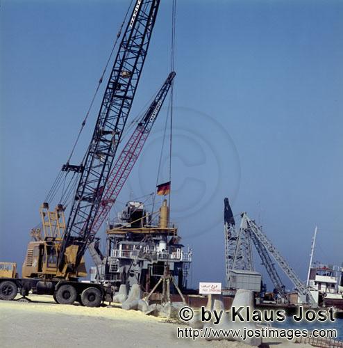 Shueiba Harbour/Hafen Shueiba/Kuwait        Bucket dredger Titan    
