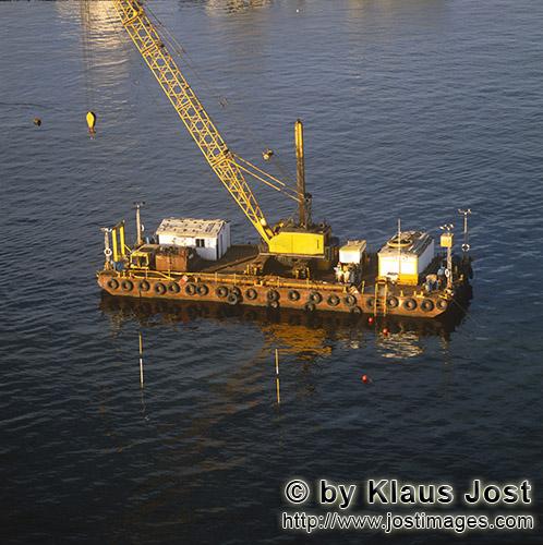 Ras el Tin Harbor Alexandria/Egypt        Crane barge to prepare the foundation surface