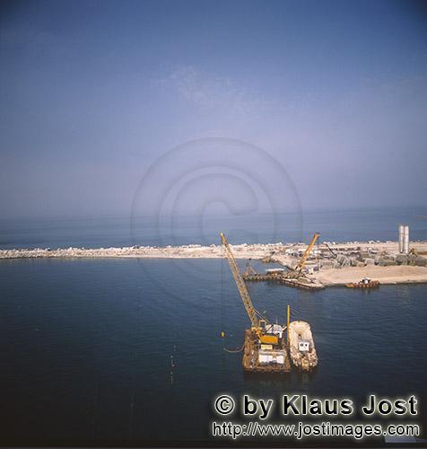 Ras el Tin Harbor Alexandria/Egypt        Crane barge with split barge    