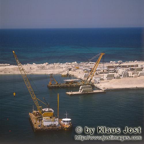 Ras el Tin Harbor Alexandria/Egypt        Crane barge to prepare the foundation surface    