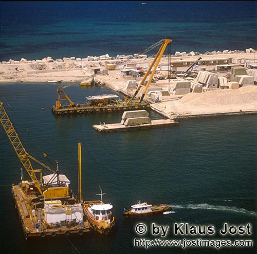 Ras el Tin Harbor Alexandria/Egypt        Crane barge - Preparation of concrete block Foundation
