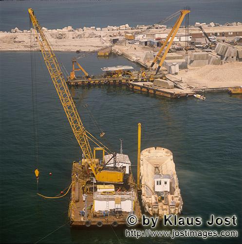 Ras el Tin Harbor Alexandria/Egypt         Crane barge with airlift activities    