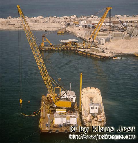 Ras el Tin Harbor Alexandria/Egypt        Crane barge with airlift activities    